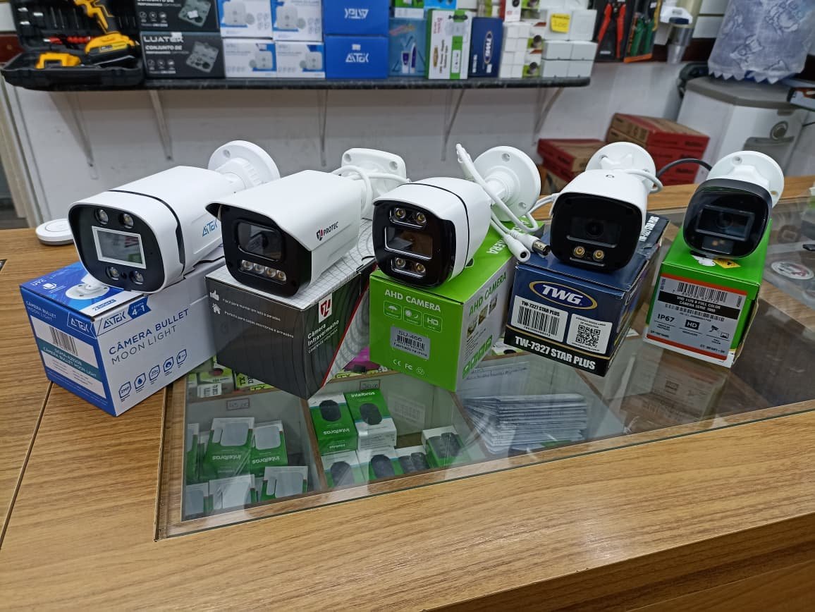 Modelos variados de câmeras Bullet disponíveis na loja AJR