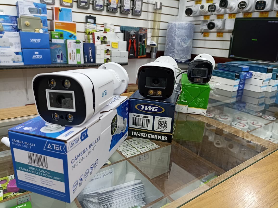 Câmeras com iluminação e visão noturna expostas na AJR