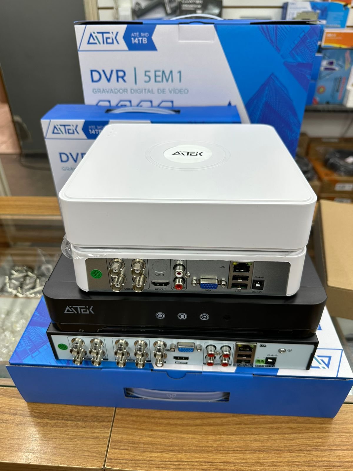 Linha de DVRs Atek 5 em 1 com quatro e oito canais