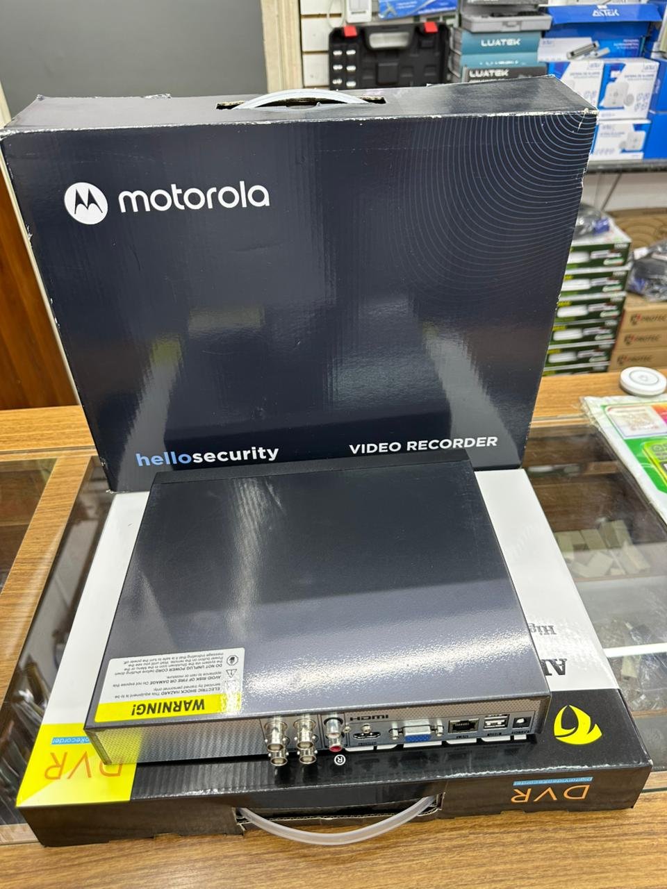 DVR Motorola HelloSecurity de quatro canais visto pela frente e por trás