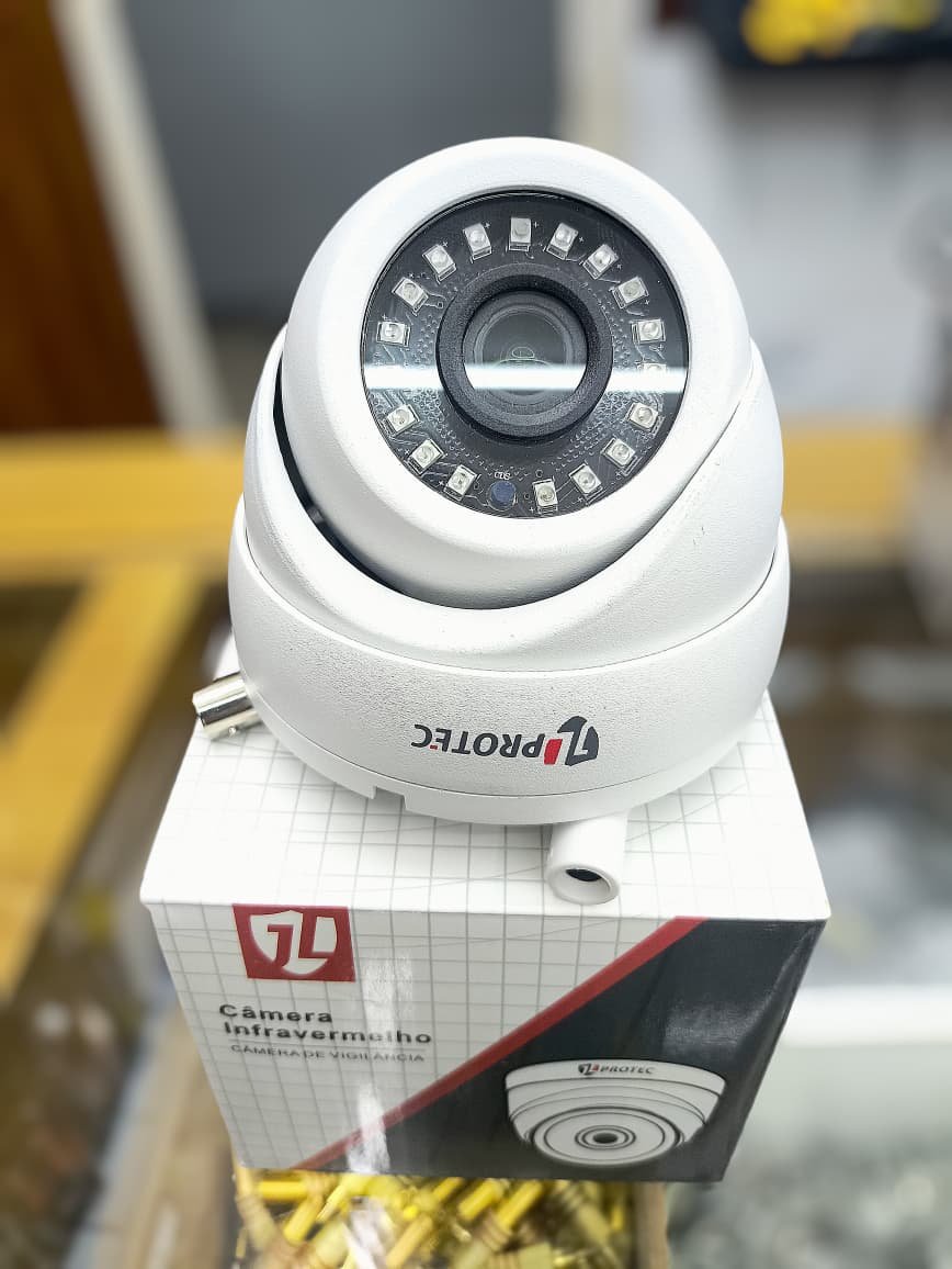 Câmera Dome Protec branca com LEDs infravermelhos